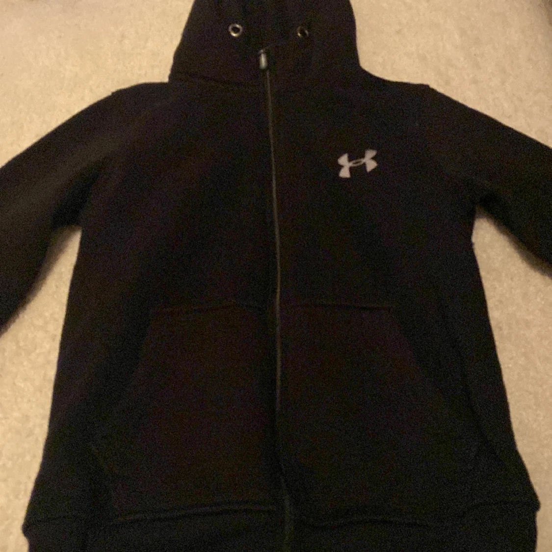 En märkes tröja svart 