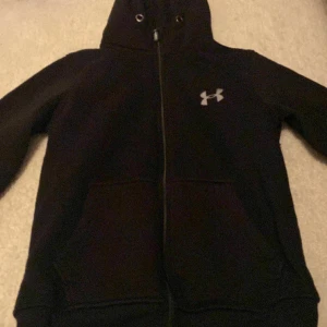 En märkes tröja svart  - Säljer en snygg märkes tröja svart man blir varm i den. 