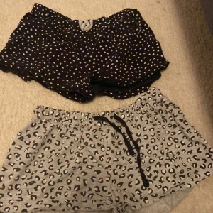 Två par pyjamas Shorts  - Två par pyjamas shorts. 20 kr st båda för 40 kr. 
