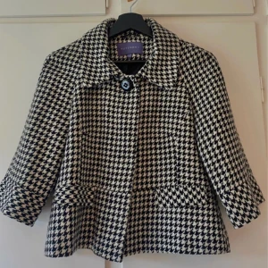 Jacka trekvartsärm  - Så snygg jacka med trekvartsärm! Passar S och xs bäst enligt mig 🩷