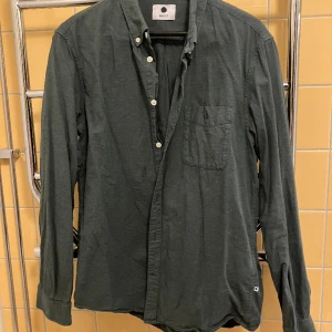 NN07 mörkgrön buttondownskjorta  - Tror den är storlek Large. Rätt trevlig skjorta. 