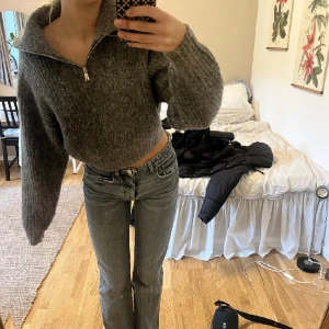 Stickad zip tröja - Första två bilderna är lånade, sparsamt använd och i fint skick. Storlek 36 men ganska liten i storlek!!🫶🫶