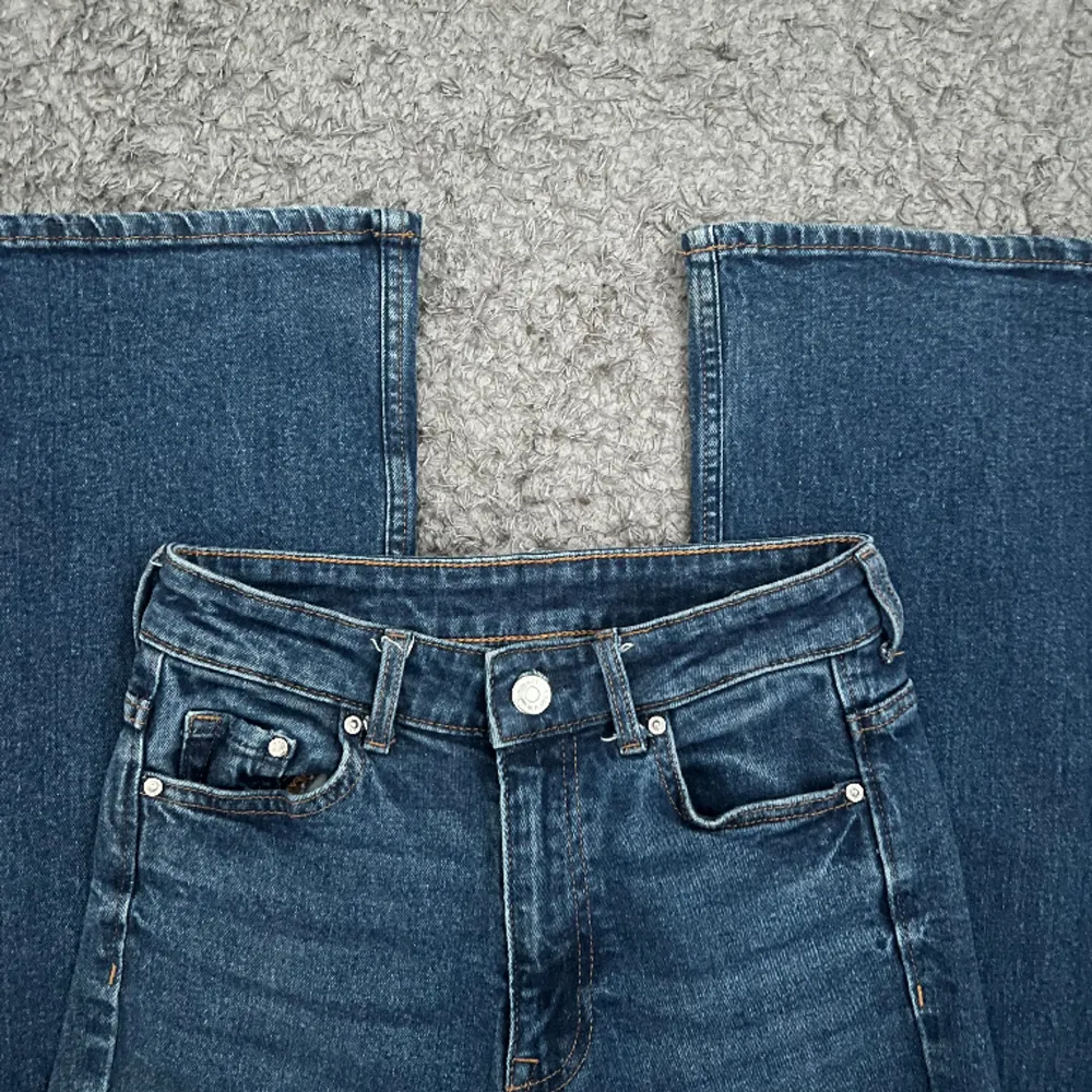 jeans som används 2 gånger, jätte fint skick. . Jeans & Byxor.