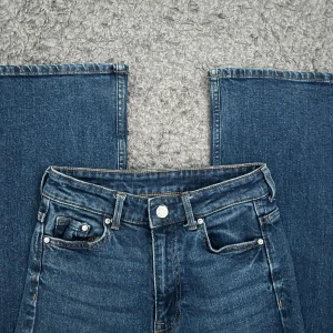 utsvängda jeans - jeans som används 2 gånger, jätte fint skick. 