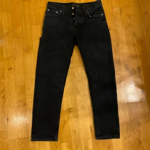 Nudie Jeans - Säljer mina Nudie jeans i modellen Steady Eddie II. De är i fint skick och av hög kvalitet.