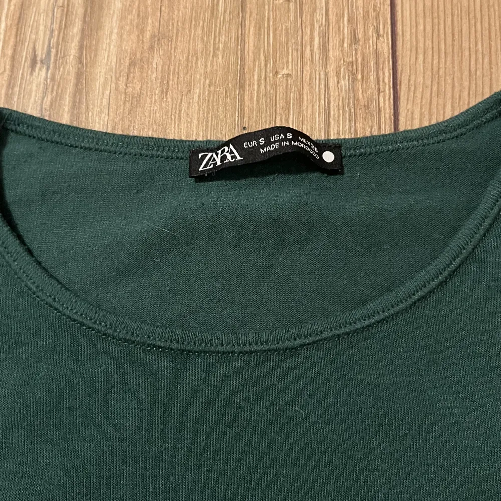 Säljer denna tröjan från Zara. Den är väldigt tunn o nästan lite genomskinlig vilket jag tycker är väldigt snyggt! Skriv om du har några frågor😊. Toppar.