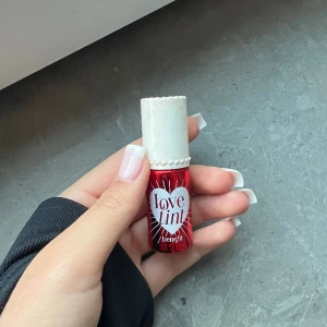Love tint - Testad 1 gång (och använde ej produkten direkt på ansiktet), kan användas till blush och läppar
