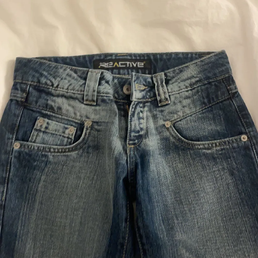 W 26 L 32 jätte fina jeans väldigt low som e jätte fint helt nya väldigt bra skick! Jätte fina fickor💕 Säljer för de tyvärr inte passade mig lägg pris förslag!❤️. Jeans & Byxor.
