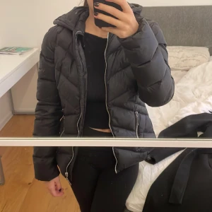 Chiara forthi jacka - Säljer denna jacka från chiara forthi i storlek 34. Super fin och värmande nu på vintern och våren. Nypris är 1600kr och jag säljer för 350kr 