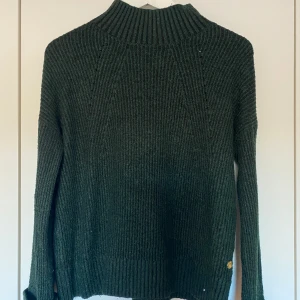 Mörkgrön tröja  - Mörkgrön stickad tröja i storlek S men passar även som M. Pernilla Wahlgrens kollektion.