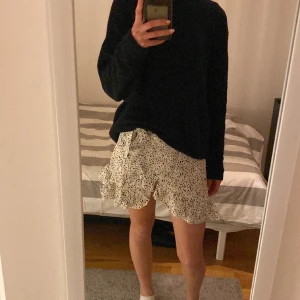 Kjol - Nästan helt oanvänd prickig minikjol, jättegullig till sommaren!🤩