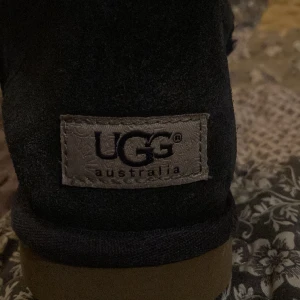 Uggs💕 - Ett par lite högre uggs som jag har fixat till jag har borstat upp dom för dom har varit i vatten därför priser💕