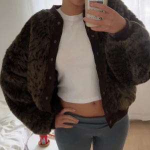 Pälsjacka / fluffjacka - Säljer denna sååå snygga jackan i fuskpäls!! Använd få gånger av mig