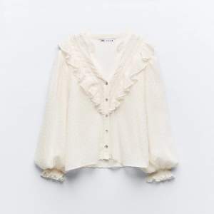 Säljer den här fina blusen från Zara, använd cirka 3 gånger, nästan som nyskick