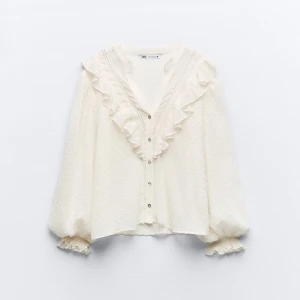 Zara blus - Säljer den här fina blusen från Zara, använd cirka 3 gånger, nästan som nyskick