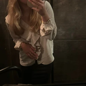 Blus  - Jättefin blus som endast är använd en gång. 