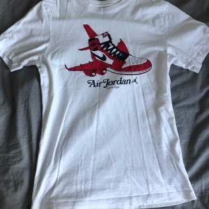Air Jordan T-shirt i färgen i Storlek Xs men passar även om man har storlek S 