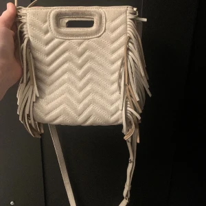 Maje - Hej, säljer min maje väska då dne inte kommer till användning. Ordinarie pris är 2500kr. Säljer billigt för skicket. Priset går inte att diskutera går inte under 400kr🥰 använd köp nu🥰