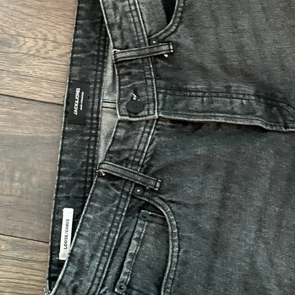 Tja! Säljer ut lite av garderoben som inte kommit till användning, dessa är Jack&Jones (LOOSE/CHRIS) i en skitsnygg svart färg som passar till allt. Är villig att diskutera pris och jag skickar varan inom 2 dagar. Ha det bäst // Filip. Jeans & Byxor.