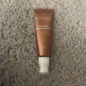 Hickap primer  - Säljer min Hickap primer då den aldrig används!❤️ Ändast testad på handen 1 gång! Skriv till mig innan du köper!!!!!
