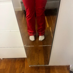 Röda Manchester byxor  - Bra skick röda utsvängda Manchester byxor från Benetton strlk 31.