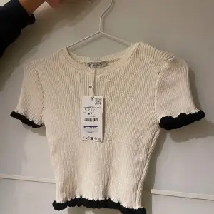 helt ny tröja från zara, nypriset är 219. säljer för 125 vid snabb affär så kan vi sälja den för 110!❤️ (hjälper min vän me att sälja den så om ni är seriösa så skickar jag hennes snap)