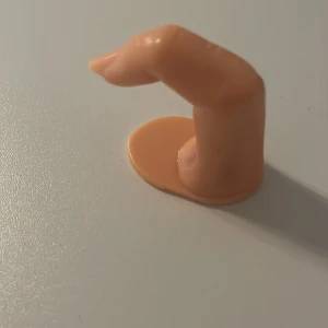 Fake finger😂❤️❤️ - Plast finger, med en halv lång nagel, man kan måla på nageln med nagellack. Även sätta på lösnaglar❤️