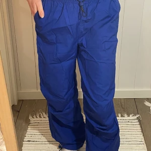 Parachute pants  - Jättesköna byxor från hm med justerbart resår i midjan och fickor. Passar mig som vanligtvis har S🤍