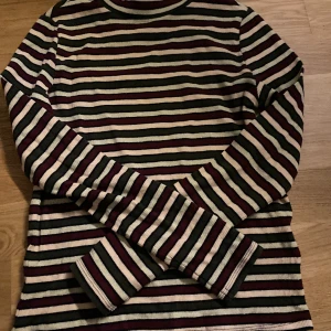 Randig tröja  - Säljer denna fina långärmade tröjan! Den används inte men är super fin. Tröjan har inga defekter och är super bekväm!! Hör av er angående frågor eller intresse!💓💕