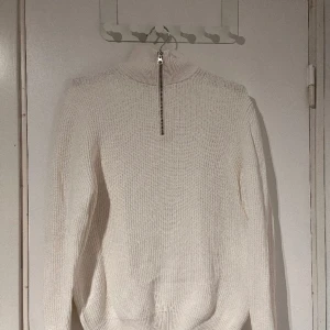 Zip-up Zara - Zara zip-up tröja. Använd 1 gång så 10/10 condition. Säljer för att den inte kommer till användning.