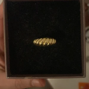 Snygg guld ring  - Säljer denna snygga guld ring som jag inte har användning av. Passar mej som oftast har M i ringar men skulle även passa mindre. Inga defekter, aldrog använd. Bjuder på frakten