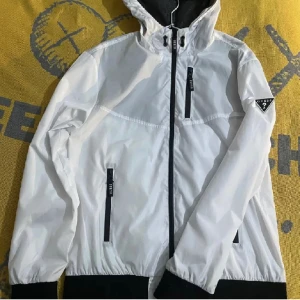 Guess jacka  - •säljer min fina guess vindjacka (limited för los angeles) •storlek M i män (passar S också) ✅ •skicket är 10/10 knappt använd sen den var köpt i los angeles i somras för ca 1500kr •fraktar över hela världen •undrar du något så skriv!