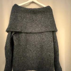 Säljer denna stickade off shoulder tröja från HM då den endast har använts en gång. 💓för att veta frakt kontakta dm