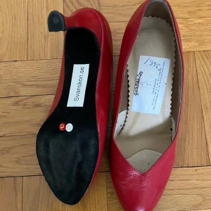 Röda fina läder skor - passar perfekt dansa med! - Väldigt fina skor. Väldigt bra kvalitet. Mjuk läder. Helt nya. Säljer pga känslig fråga knä och jag får inte ta på skor med klackarna. Känt märke svanskon.se