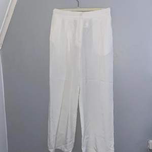säljer dessa vita tunna byxor från monki🤍 dom perfekta sommarbyxorna då de är så tunna och vida🤍 använts fåtal gånger så dom är i bra skick🤍