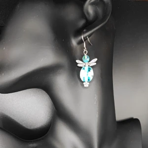 Handgjorda örhängen  - Min mamma tillverkar och designar egna smycken. Änglar i glas. Ca 3 cm.