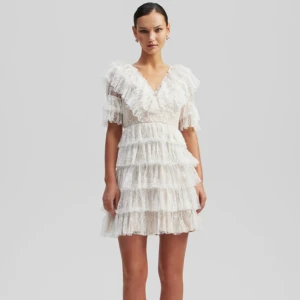 klänning - Snygg klänning från by malina, köptes på nk och är använd en gång på studenten. Helt som ny, nypris 2800kr. Skriv för fler bilder eller kom med bud!🩷