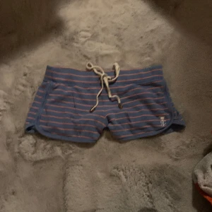 Juicy couture shorts - 💕Säljer dessa super snygga juicy couture shorts. Det är min mammas gamla shorts från 2000 talet. Säljer de då de inte kommer till användning . Jag brukar ha storlek xs-s och de passar mig. Pris går att diskutera💕 köp via ”köp nu”💕🤗