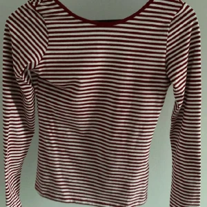 Tröja  - Randig tröja som aldrig kommit till användning! Tröjan har öppen rygg & är jätte skön💕 Köpt för 99