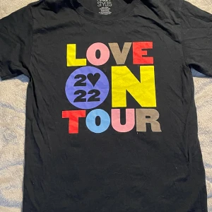 Love on tour  - Harry styles merch från konserten i stockholm 2022, andvändt fåtal gånger då de inte riktigt är min stil. storlek S