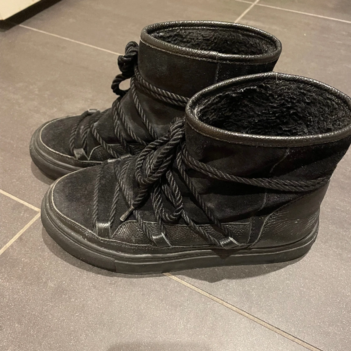 Inuikii liknade skor - 90