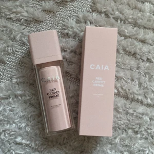 Caia red carpet primer - Säljer en Caia primer i färgen light to medium pga att den inte passade mig. Har endast testat den så den är som ny! Nypris 325 kr, säljer den för 230kr. Pris kan diskuteras!❤️