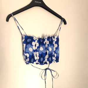 Blå-blommig topp  - Snygg topp med snörning från zara. 
