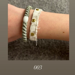 Jeans armband  - Armbandet är 17cm. Väldigt unik med sina små guldiga nitar. Du kommer vara den ända som har detta exemplaret! ✨