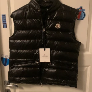 moncler väst - säljer min moncler väst då den är för liten, fick den idag så säljer den så snabbt jag kan. RËPS NFC FUNKAR, Först till kvarn