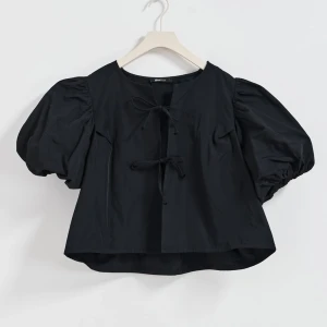 Blus GinaTricot (Puff Sleeve Blouse) - Slutsåld blus från GinaTricot! Helt ny och aldrig använd!💕Puff sleeve blouse