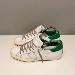 Philippe model  - Säljer ett par Philippe model i storlek 39, cond 8,5/10 bra skick. Tillkommer endast skor 