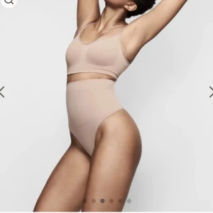SKIMS  - Skims shapewear som tyvärr inte kommer till användning. Tror tyvärr inte jag har boxen kvar endast använda en gång❤️