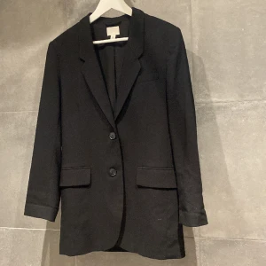 Svart oversizedkavaj - Svart oversized kavaj. Klassisk modell från HM!  Endast använd ett fåtal gånger, hittar inget att anmärka på!