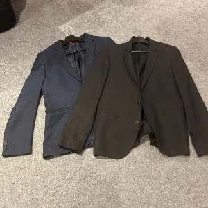 Hugo Boss kavajer  - 2 Stycken otroligt fina och väl använda  Kavajer från Hugo Boss. Skicket på de på båda Kavajerna  är väl dvs 8/10. Storlek är 48 vilket motsvarar M Säljer dom för jag inte längre passar i dom tyvär.. Priset för BÅDA kostymerna är 399